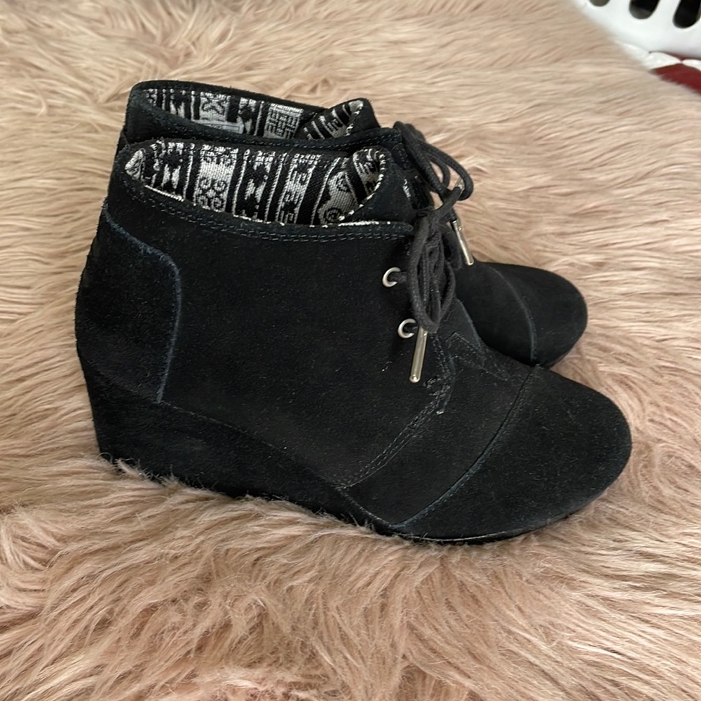 Toms Women’s size 8.5 Black Suede Wedge Boots Booties Ankle Lace Up.